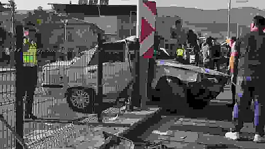 Kontrolden çıkan otomobil aydınlatma direğine çarptı: 3 yaralı