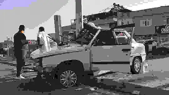 Kontrolden çıkan otomobil aydınlatma direğine çarptı: 3 yaralı