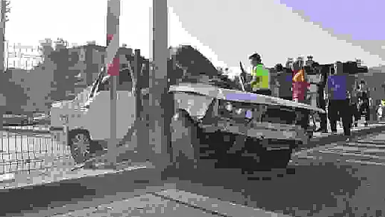 Kontrolden çıkan otomobil aydınlatma direğine çarptı: 3 yaralı