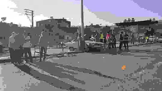 Kontrolden çıkan otomobil aydınlatma direğine çarptı: 3 yaralı