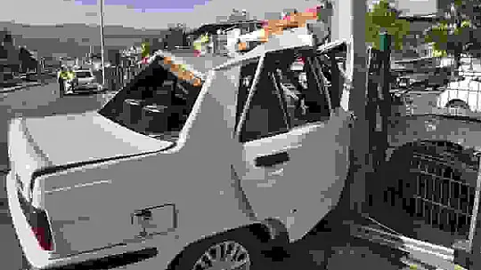 Kontrolden çıkan otomobil aydınlatma direğine çarptı: 3 yaralı