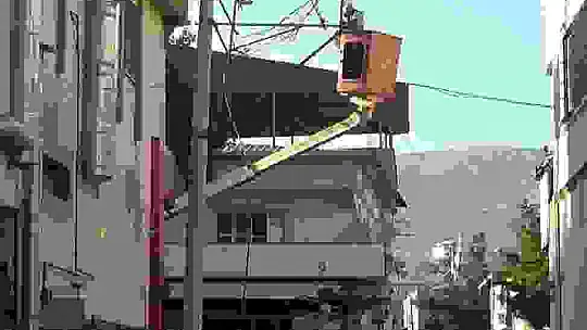 Kopan elektrik kabloları çevreye korku saçtı