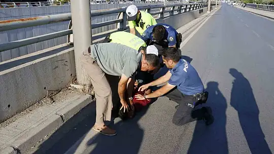 Köprüye çıkıp kendini jiletleyen şahsı polis etkisiz hale getirdi