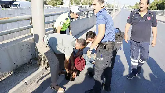 Köprüye çıkıp kendini jiletleyen şahsı polis etkisiz hale getirdi
