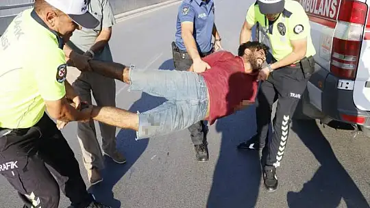 Köprüye çıkıp kendini jiletleyen şahsı polis etkisiz hale getirdi