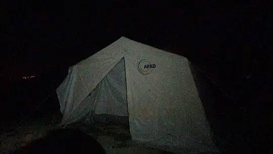 Kozanlılar geceyi çadırda geçiriyor
