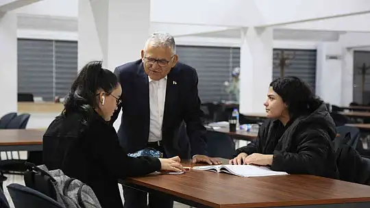 Kütüphanede öğrencileri Başkan Büyükkılıç karşıladı