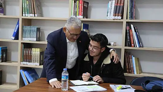 Kütüphanede öğrencileri Başkan Büyükkılıç karşıladı