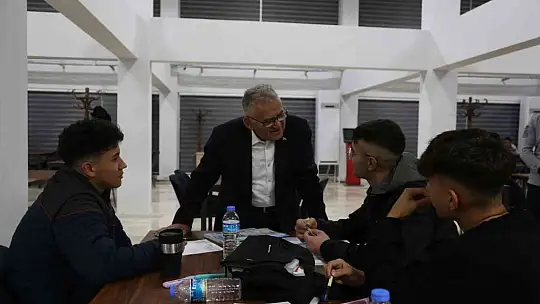 Kütüphanede öğrencileri Başkan Büyükkılıç karşıladı