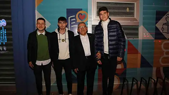 Kütüphanede öğrencileri Başkan Büyükkılıç karşıladı