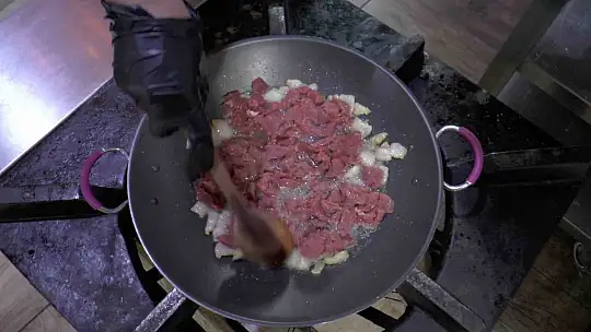 Lezzetli kavurmanın püf noktası az baharat kullanımı