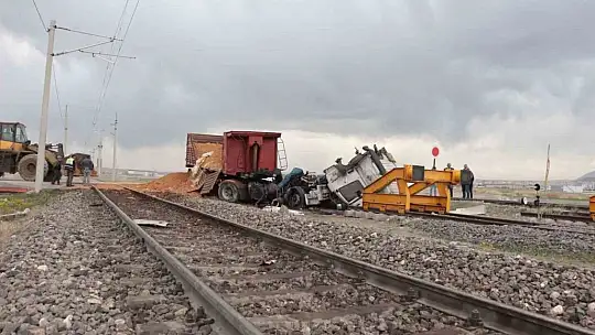 Lokomotifin çarptığı tır sürücüsünden acı haber...