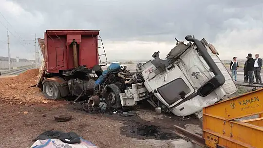 Lokomotifin çarptığı tır sürücüsünden acı haber...