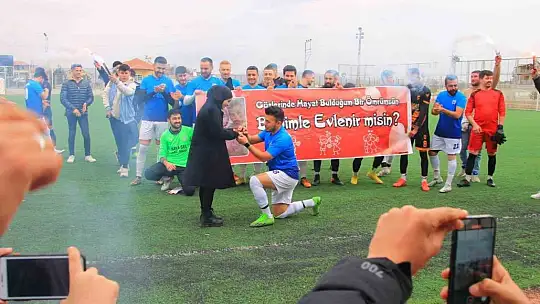 Maç öncesi yeşil sahada evlilik teklifi