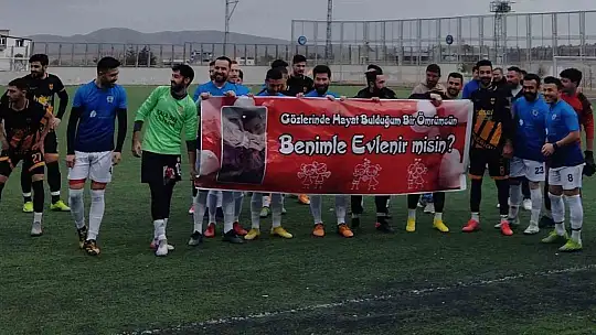 Maç öncesi yeşil sahada evlilik teklifi