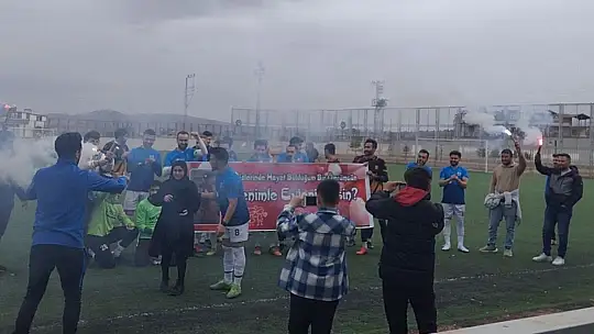 Maç öncesi yeşil sahada evlilik teklifi