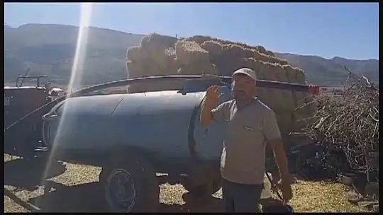 O mahallede sıkıntı büyük! Traktörle evlerine çekiyorlar