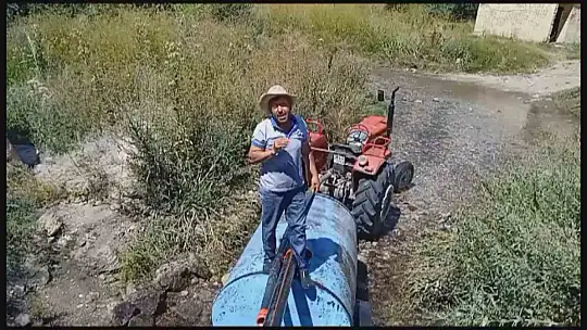 O mahallede sıkıntı büyük! Traktörle evlerine çekiyorlar