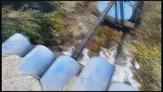 O mahallede sıkıntı büyük! Traktörle evlerine çekiyorlar