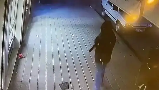 Mahalleliyi dolandırdığı öne sürülen kuyumcu: 'Dükkanımı kurşunladılar'