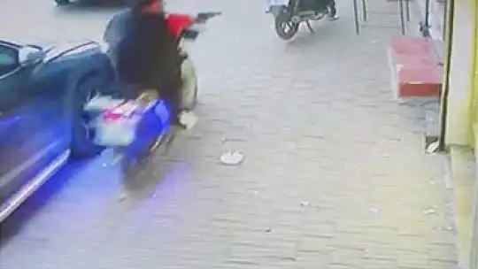 Mahalleliyi dolandırdığı öne sürülen kuyumcu: 'Dükkanımı kurşunladılar'