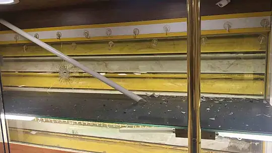 Mahalleliyi dolandırdığı öne sürülen kuyumcu: 'Dükkanımı kurşunladılar'