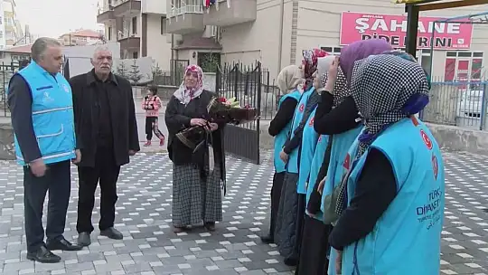 Depremzede aileye yeni evlerinde çiçekli karşılama