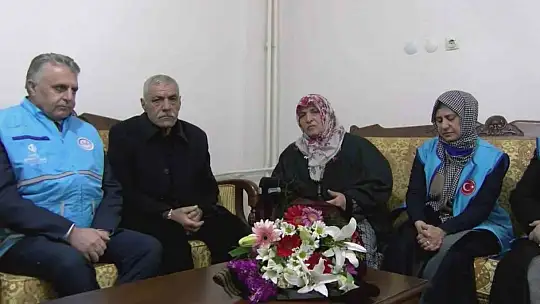 Depremzede aileye yeni evlerinde çiçekli karşılama