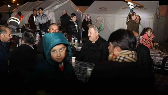 Çin Mahallesi'ndeki Çadırkentte iftar beraberliği