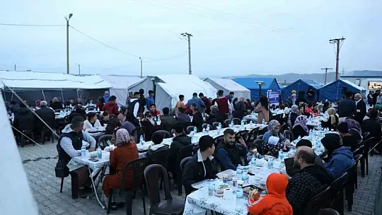 Çin Mahallesi'ndeki Çadırkentte iftar beraberliği