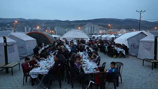 Çin Mahallesi'ndeki Çadırkentte iftar beraberliği