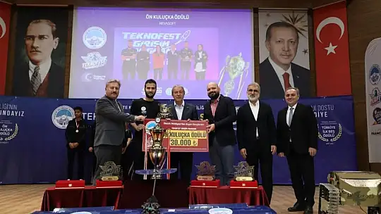 Melikgazi Belediyesi TEKNOFEST gururlarını Hulusi Akar'ın elinden ödüllendirdi