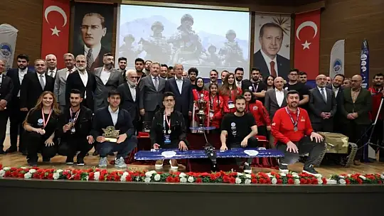 Melikgazi Belediyesi TEKNOFEST gururlarını Hulusi Akar'ın elinden ödüllendirdi