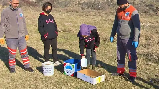 Sokak hayvanlarına mama dağıtıldı