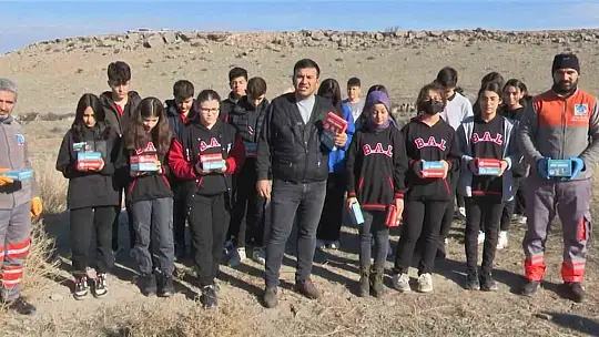 Sokak hayvanlarına mama dağıtıldı