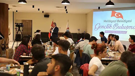 Palancıoğlu gençlerle bir araya geldi