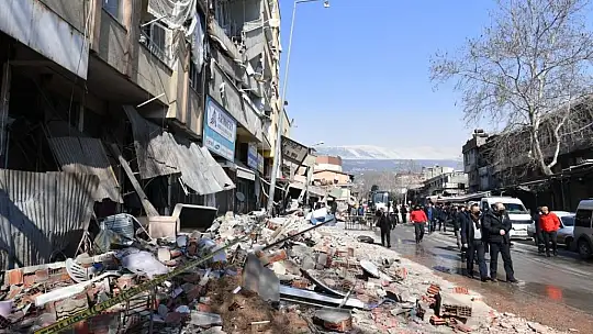 Melikgazi ekibi enkaz altından 20 vatandaşı kurtardı