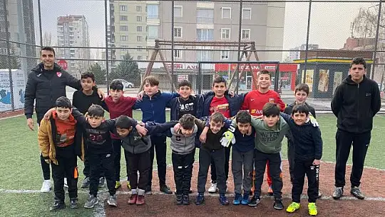 Melikgazi'nin futbol kursu ile çocuklar daha verimli zaman geçiriyor