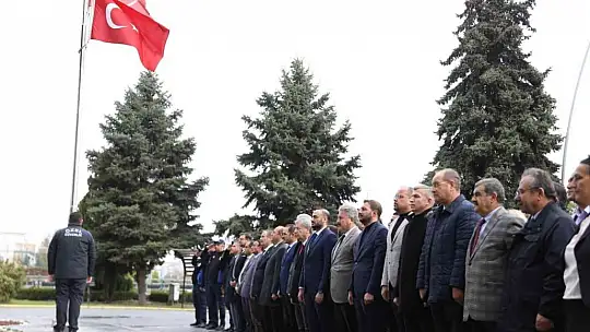 Melikgazi personelinden Ata'ya saygı duruşu