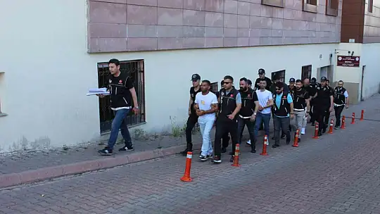 Uyuşturucuları midelerinde saklayan şahıslar adliyede...