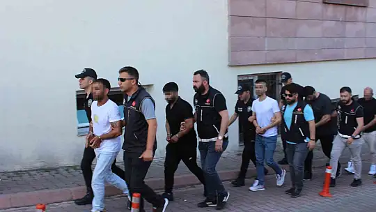 Uyuşturucuları midelerinde saklayan şahıslar adliyede...