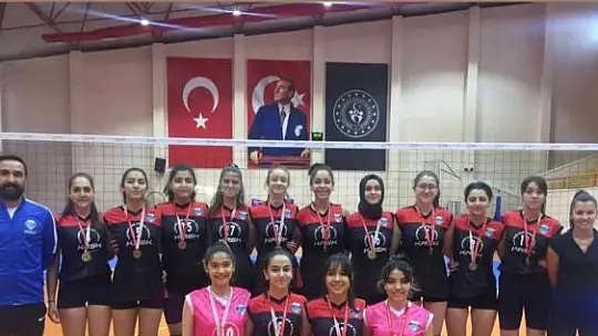 Minel Nefin Özen'e milli davet