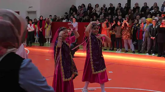 İlkokul öğrencileri 23 Nisan'da depremzedeleri andı