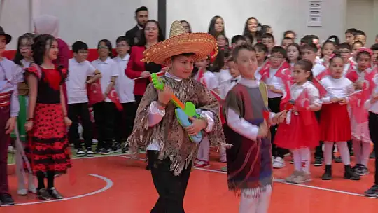 İlkokul öğrencileri 23 Nisan'da depremzedeleri andı