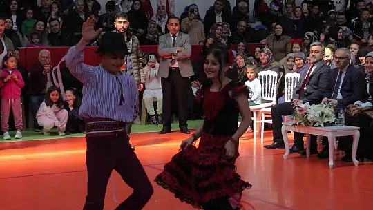 İlkokul öğrencileri 23 Nisan'da depremzedeleri andı