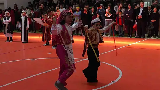 İlkokul öğrencileri 23 Nisan'da depremzedeleri andı