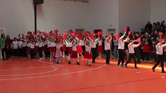 İlkokul öğrencileri 23 Nisan'da depremzedeleri andı