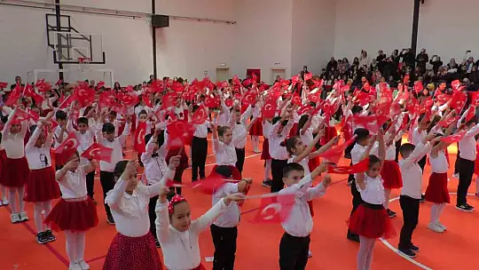 İlkokul öğrencileri 23 Nisan'da depremzedeleri andı