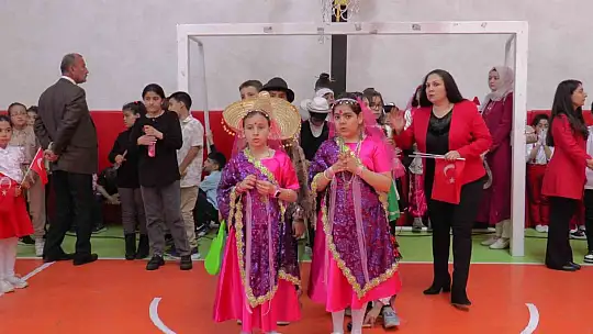 İlkokul öğrencileri 23 Nisan'da depremzedeleri andı