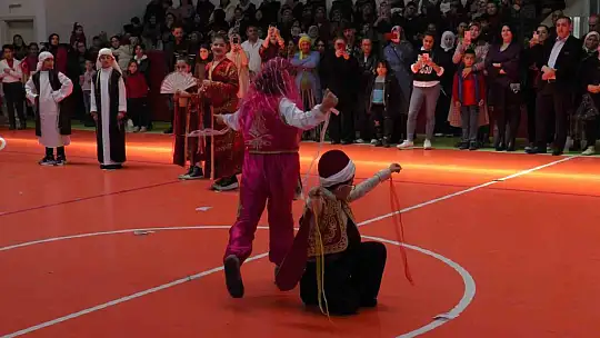 İlkokul öğrencileri 23 Nisan'da depremzedeleri andı